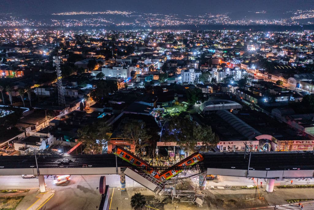 <b>Una línea problemática.</b> La Línea 12 se inauguró el 30 de octubre de 2012, se clausuró en marzo de 2014 por fallos y se reabrió de octubre a noviembre (en varios tramos) en 2015. El tramo se rehabilitó bajo el gobierno del alcalde Miguel Ángel Mancera (2012-2018), pero la estructura quedó resentida por los sismos de septiembre de 2017.
<br>