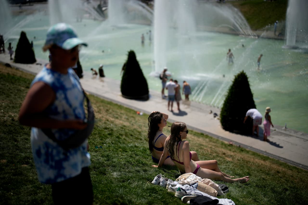 Personas intentan mitigar el calor en los jardines de Trocadero, en París, Francia. La capital francesa registró este martes 41º C (105.4º F).