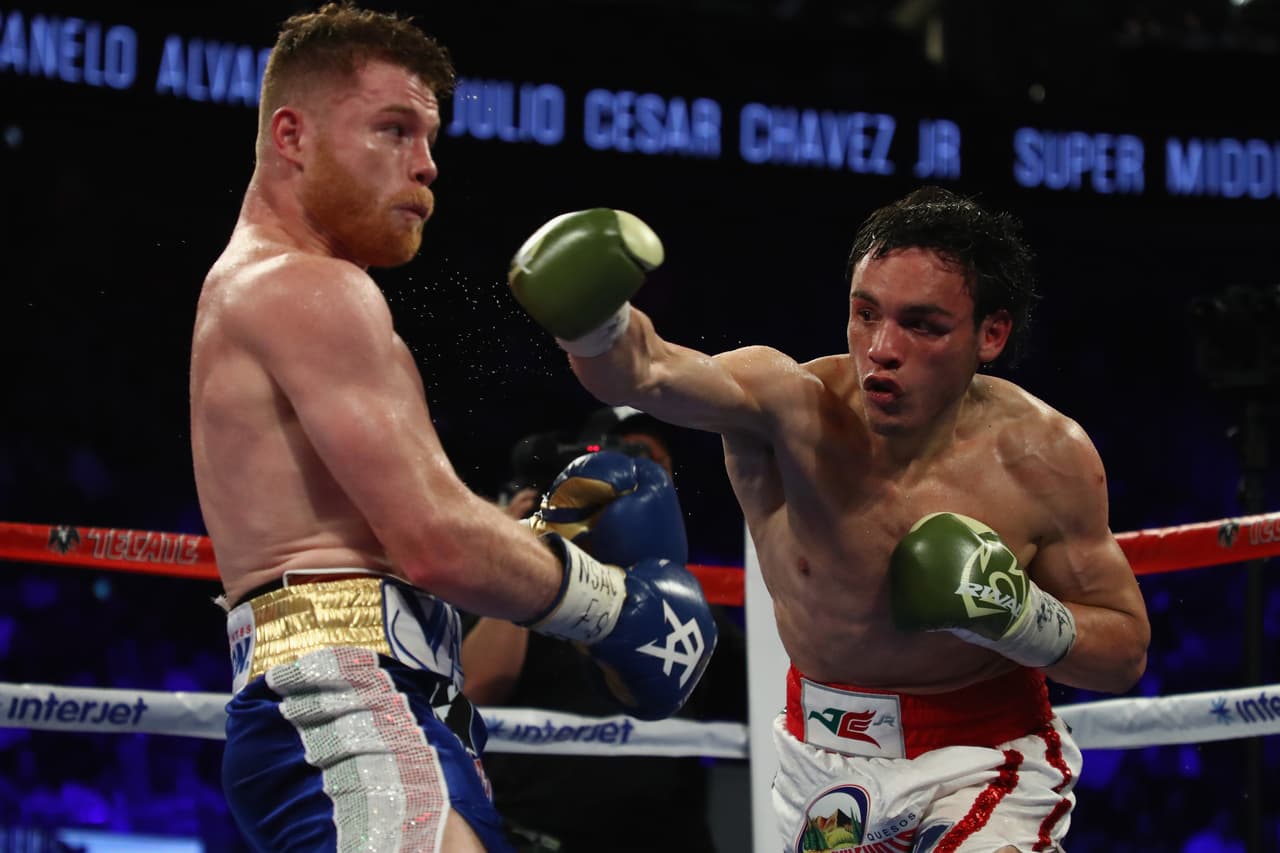 Te acercamos a los golpes que se dieron Saúl 'Canelo' Álvarez en contra de Julio César Chávez Jr., imágenes que te harán sentir en el ring.