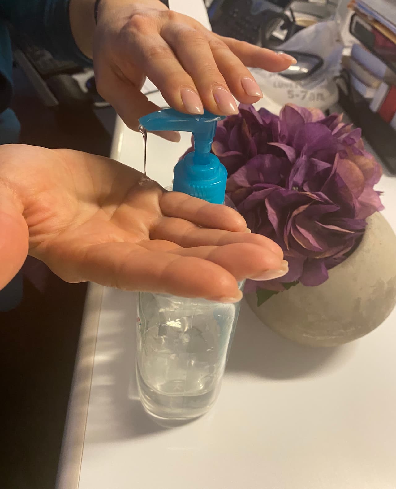 Mantenga una botella de desinfectante disponible en cada una de las entradas de su hogar. Y en su automóvil para usar después de obtener gasolina o tocar otros objetos contaminados cuando no puede lavarse las manos de inmediato.