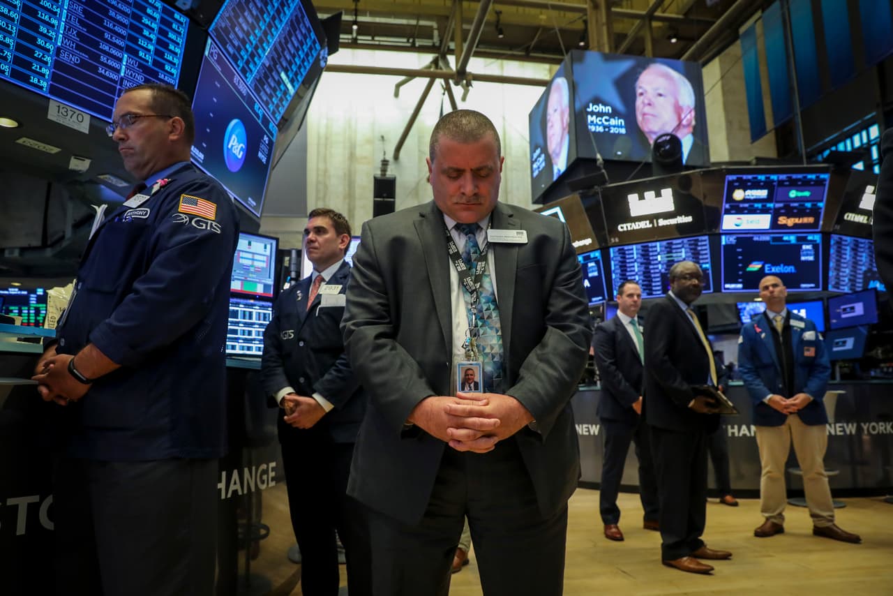Corredores y otros profesionales financieros guardaron un momento de silencio por McCain antes de la apertura de la bolsa de valores de Nueva York este lunes 27 de agosto.