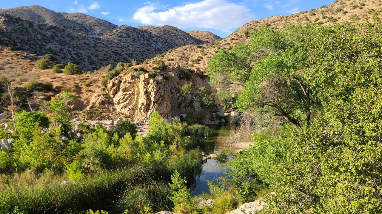 "Si bien el sendero puede parecer corto en distancia, la caída en la elevación es de aproximadamente 950 pies desde el comienzo del sendero del Servicio Forestal, planifique una ardua caminata desde las aguas termales”, según el Servicio Forestal.