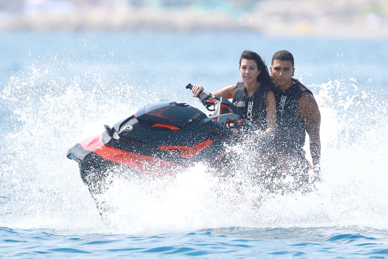 Toda la semana, las hermanas Kendall Jenner y Kourtney Kardashian han sido vistas disfrutando del sol en un yate en la localidad francesa de Antibes. Kourtney ha estado con su novio, Younnes, mientras Kendall Jenner ha optado por broncearse y pasear sobre un paddleboard y un jet-ski.