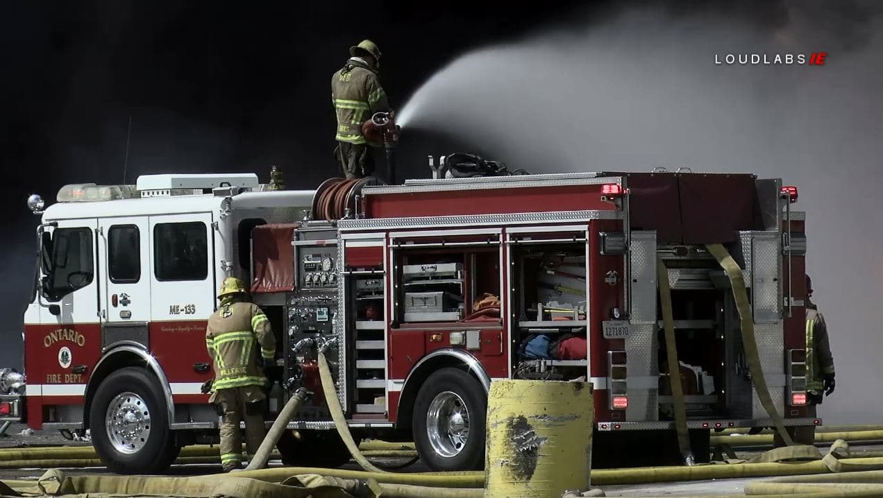 Más de 100 efectivos del cuerpo de bomberos de Ontario trabajan en las labores de extinsión desde la 1:30 pm de esta tarde.