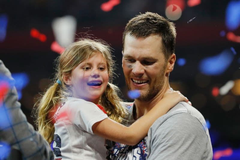 Critican a Tom Brady por saltar de una cascada con su hija de 6 años
