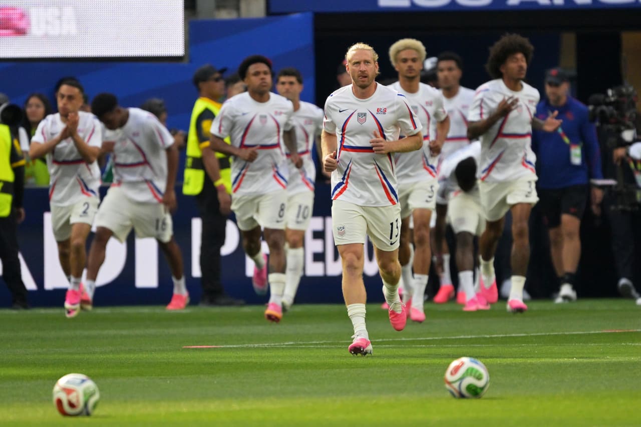 Tim Ream (13), de Estados Unidos, encabeza a su equipo al saltar al campo para el calentamiento.