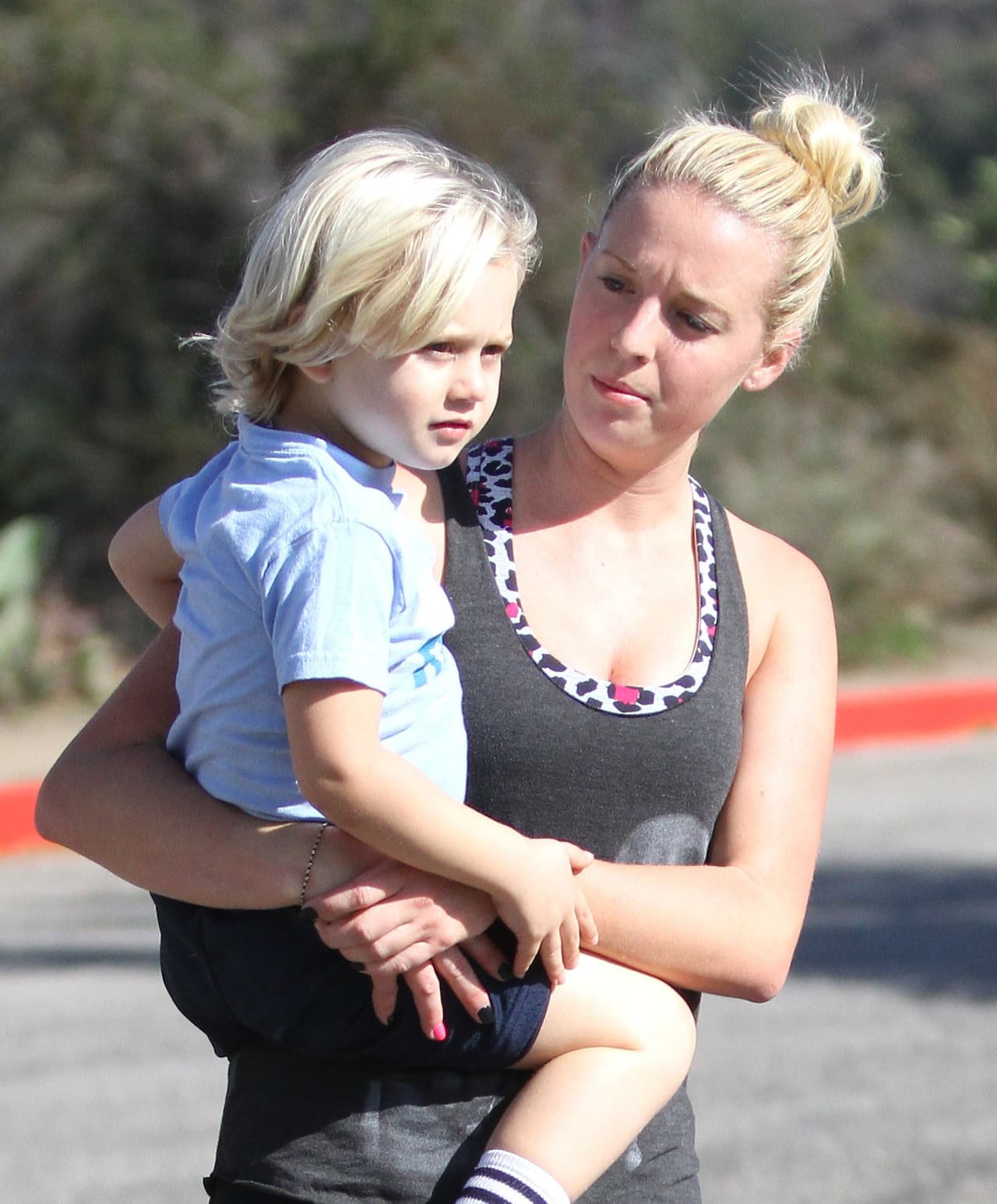 Una fuente cercana habló para el sitio antes mencionado y dijo que el celuar de Rossdale estaba sincronizado con la Ipad.