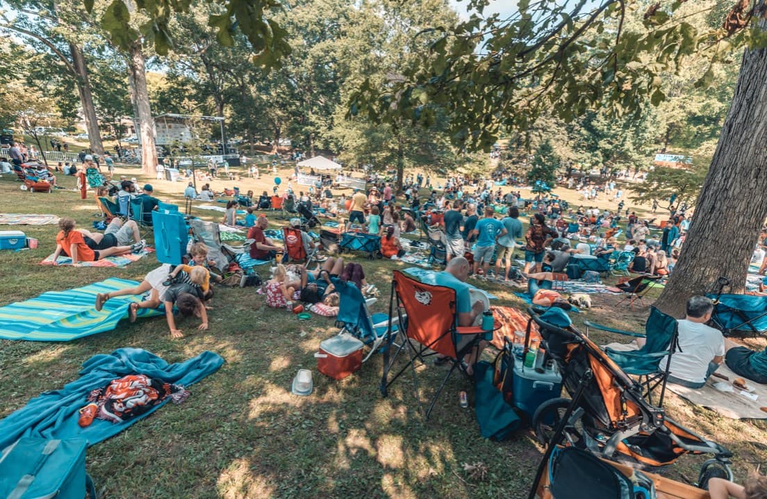 <b>Evento</b>: Grant Park Summer Shade Festival
<br>
<b>Fechas</b>: 26 y 27 de agosto
<br>
<b>Lugar</b>: Grant Park. 800 Cherokee Ave. Atlanta, GA. 30315
<br>
<b>Sitio web</b>: 
<a href="https://www.summershadefestival.org/">https://www.summershadefestival.org/</a> 
<br>
<br>El evento reúne a una variedad de artistas regionales y locales, vendedores de comida y entretenimiento musical.