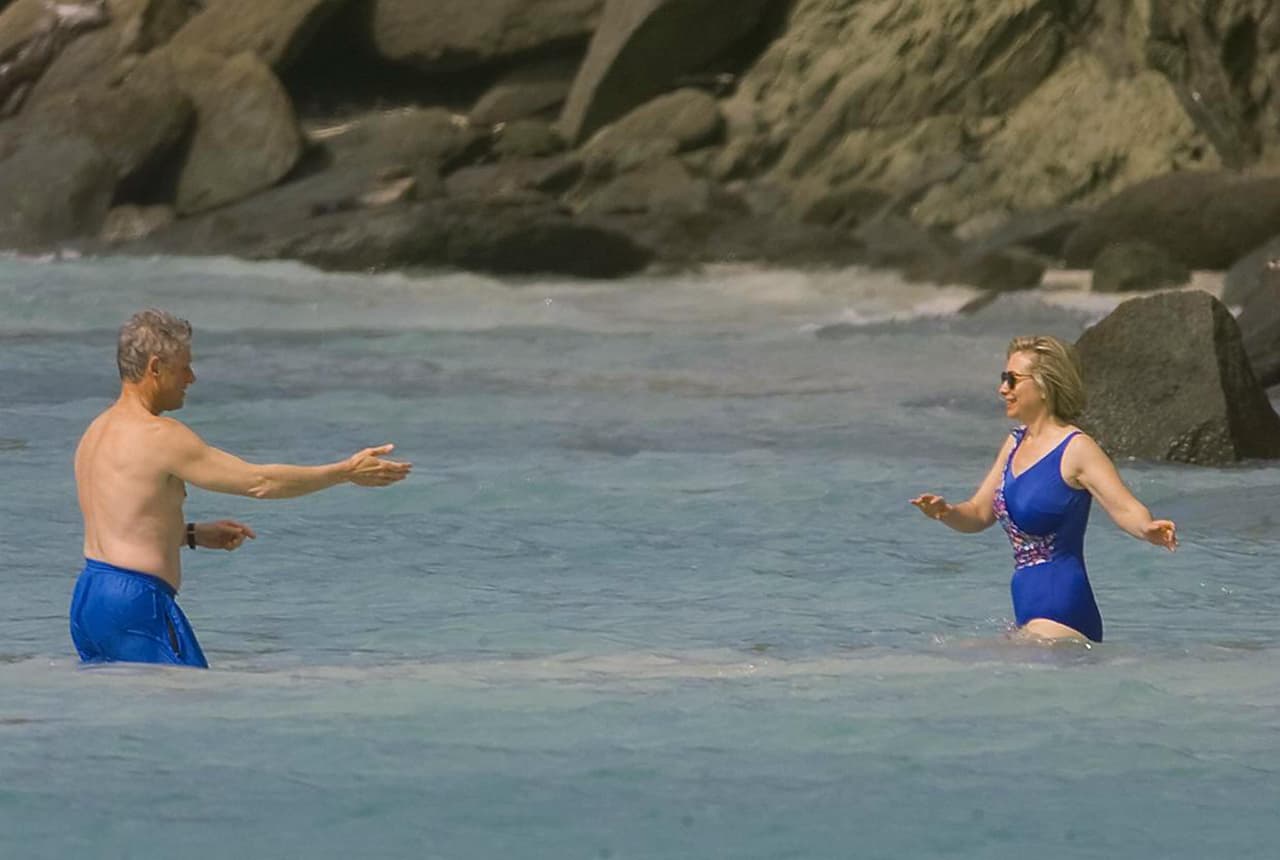 La chica del bikini azul. Hillary y Bill divertidos en el mar en 1998.