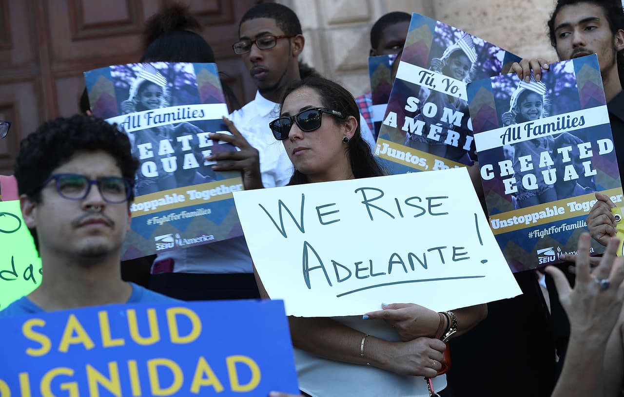 Inmigrantes y beneficiarios de DACA protestando en Miami, en junio de 2016.