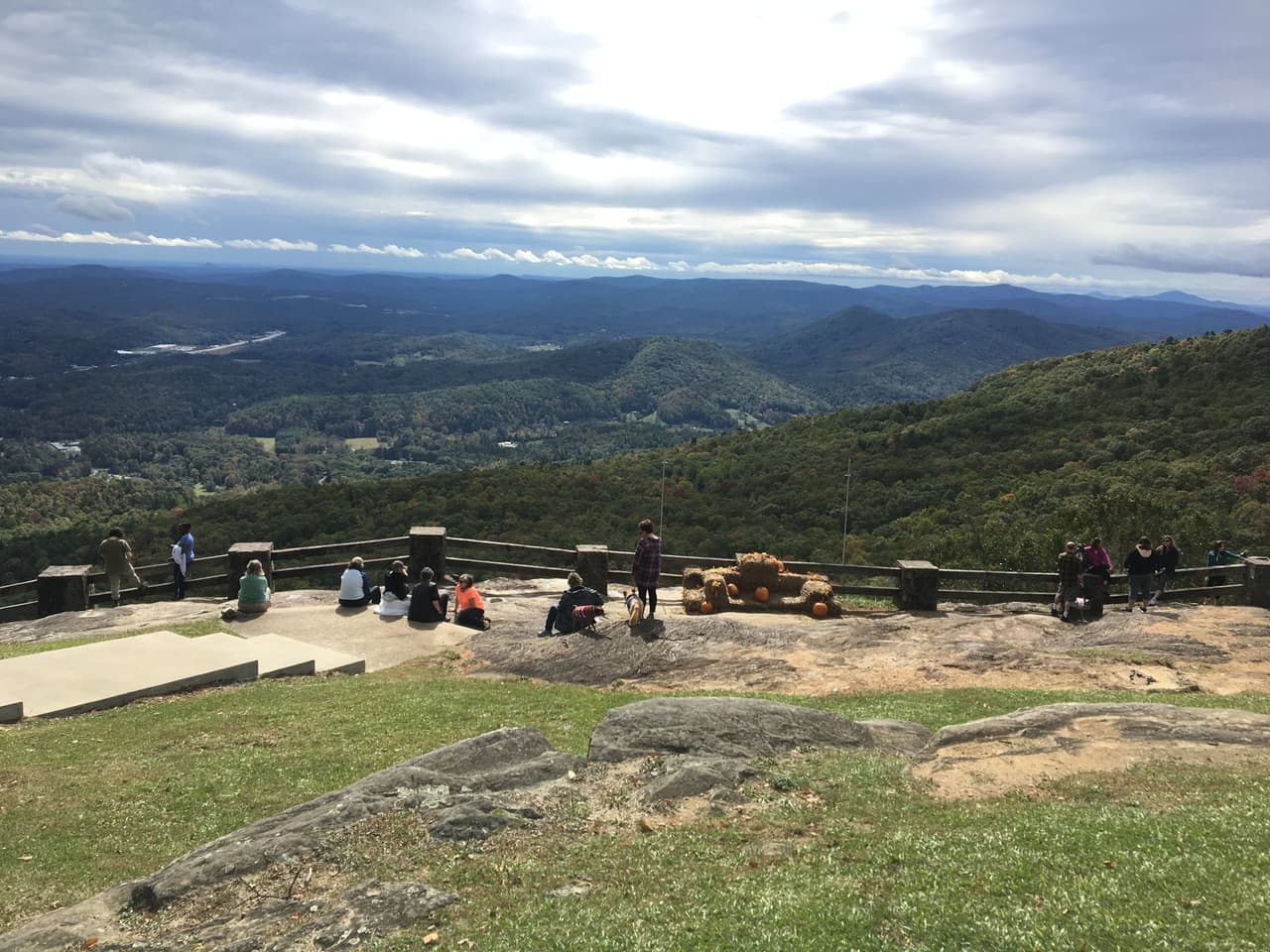 <a href="https://gastateparks.org/BlackRockMountain"><b>Black Rock Mountain State Park (Mountain City):</b></a> El parque estatal más alto de Georgia tiene una de las mejores vistas. Tanto el 'Cowee Overlook' como el mirador panorámico de 'Black Rock Mountain', en el estacionamiento del centro de visitantes, permiten admirar hasta 80 millas de escenarios naturales, a través de las montañas Blue Ridge.