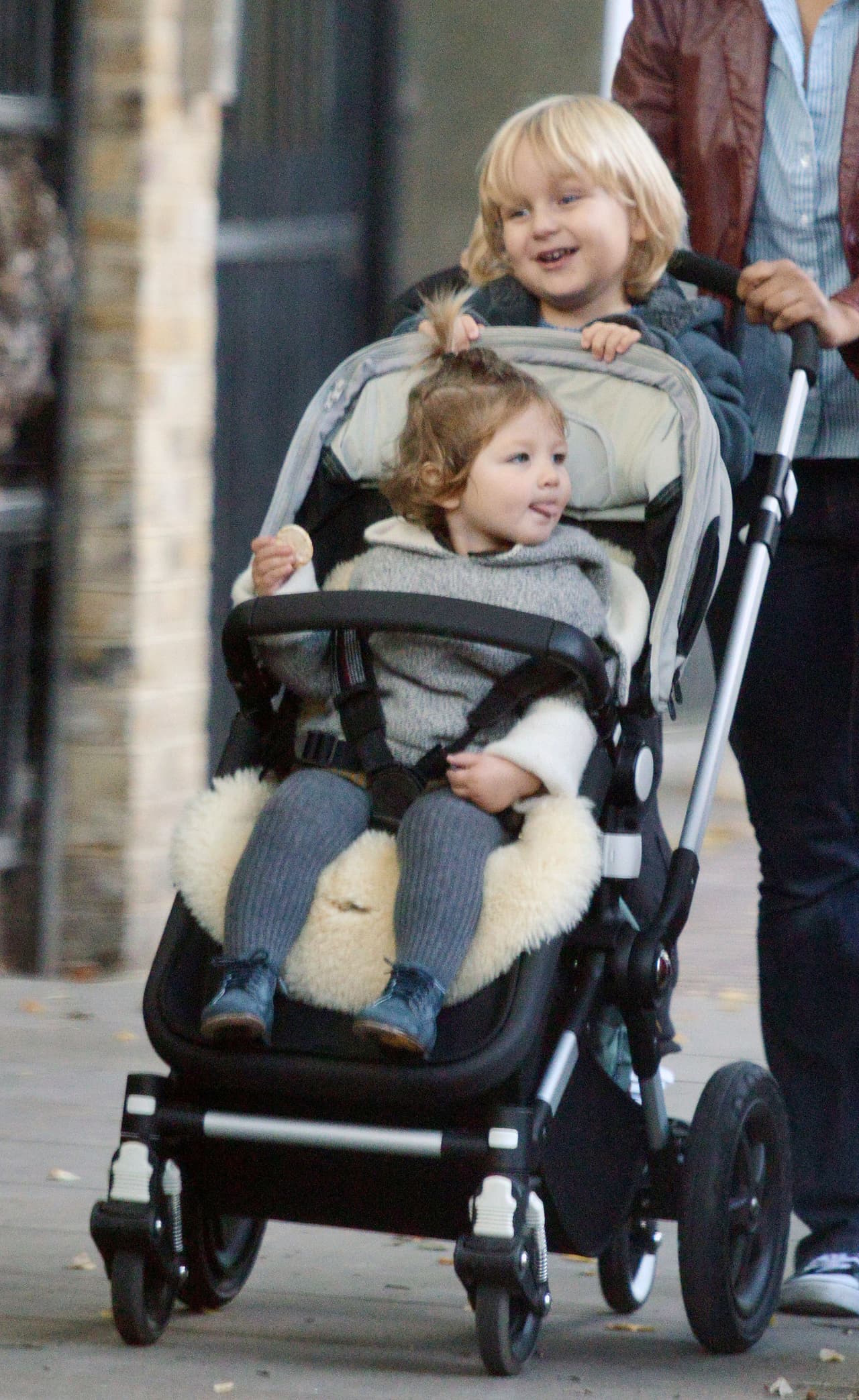 India y Alexandre Casiraghi se ve que son muy bien portados. ¡Mira qué felices y juguetones!