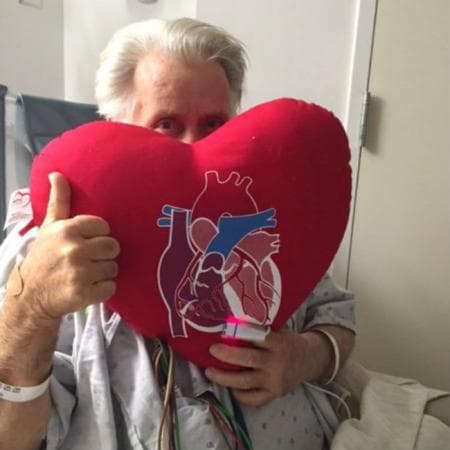Martin Sheen tras su operación de corazón (c) Twitter