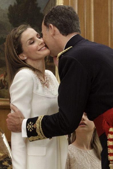 Una sonriente Letizia también recibió un beso del recién estrenado rey Felipe VI ante la mirada de su hija Leonor y heredera al trono español.