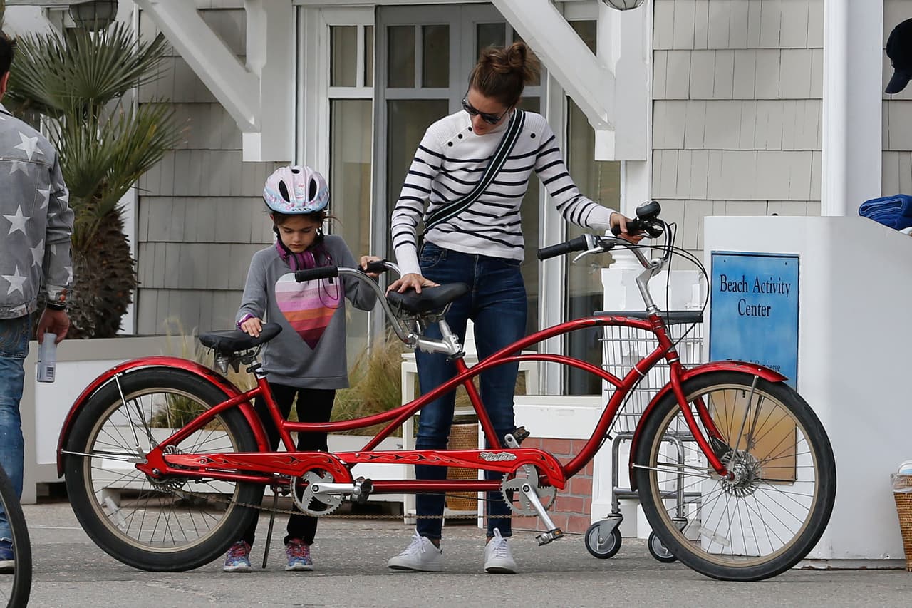 La ángel de Victoria”s Secret, 
<b>Alessandra Ambrosio</b>, nos da una auténtica lección de estilo de como montar en bicicleta sin perder el estilo.