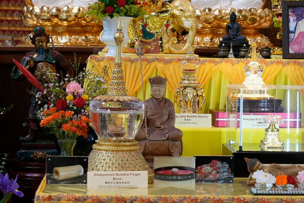 Entre las reliquias, a la izquierda se observa 
<b>el hueso de un dedo del Buda Shakyamuni</b>. A la pregunta de por qué tanto los dientes como los huesos se ven 
<b>más grandes que los normales</b>, el maestro YongHua respondió a AP que "crecen" con el paso del tiempo.