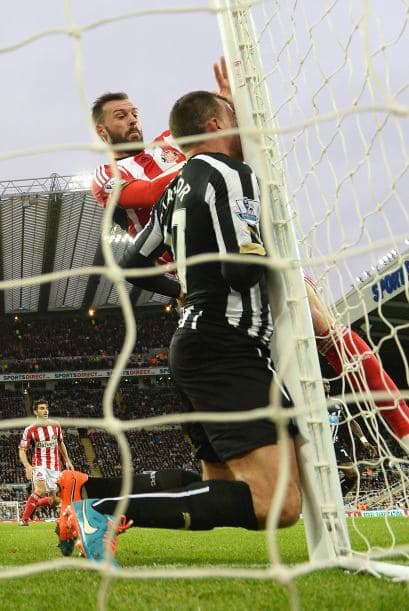 Defensor de Newcastle se estrella con el poste al evitar un gol