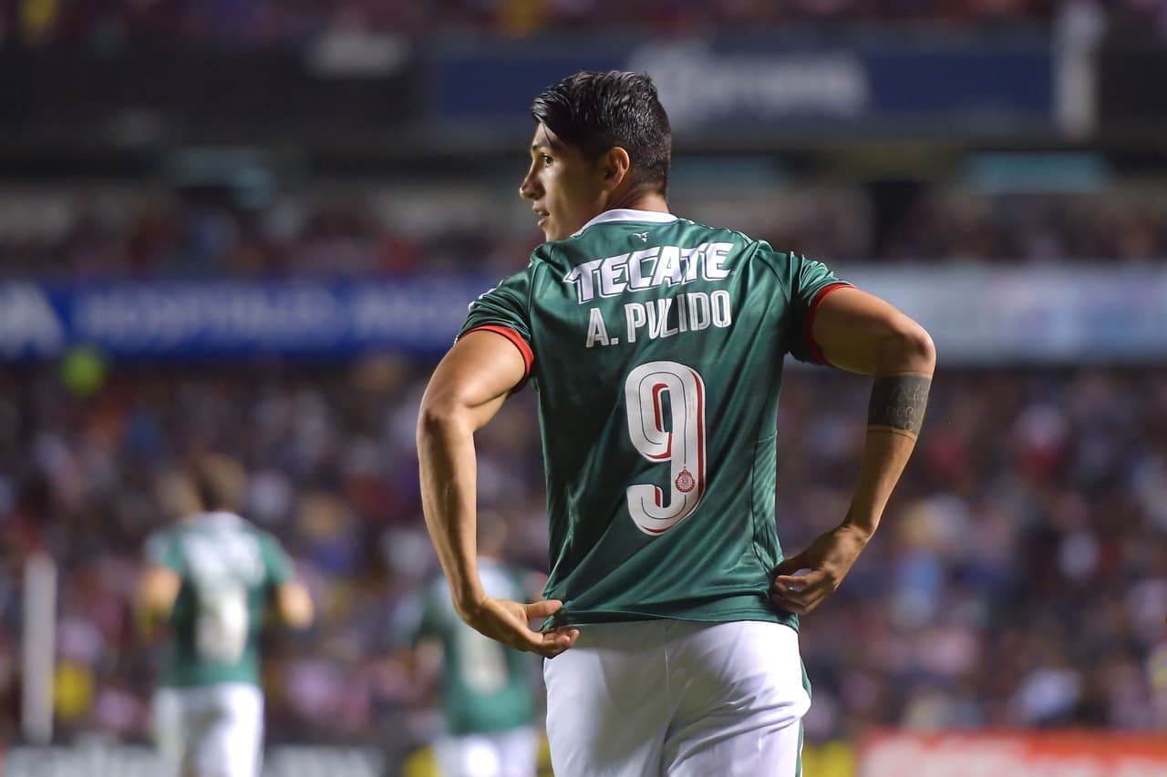 Con un remate de pierna izquierda, cruzado, el delantero de las Chivas puso el 2-2 definitivo en casa del Querétaro.