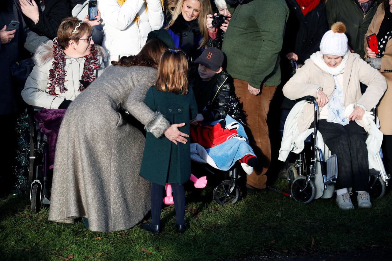 En su recorrido, Kate Middleton y la princesa Charlotte saludaron a 
<b>los hermanos Thomas y Theresa Richman</b>, de 9 años y quienes padecen la enfermedad de 
<b><a href="https://medlineplus.gov/spanish/ency/article/000727.htm" target="_blank">Charcot-Marie-Tooth</a></b>. La madre de los gemelos habló de lo impresionante que fue para ellos conocer a la familia real y le dijo a 
<b>The Daily Telegraph </b>que habían hecho su Navidad y su año completo.