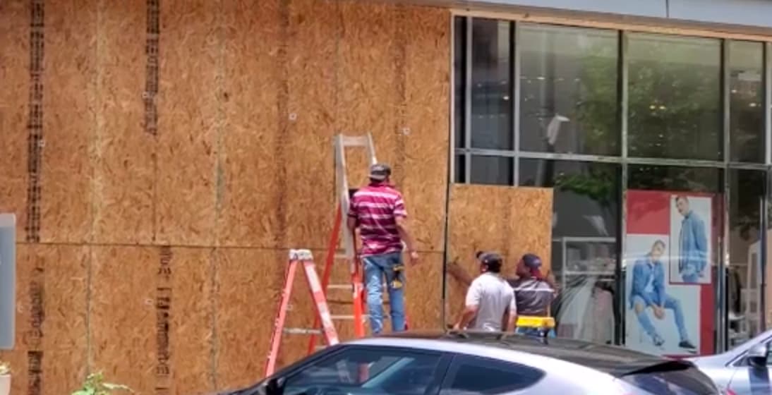 Tiendas en The Domain vuelven a cerrar por protestas en el centro de Austin