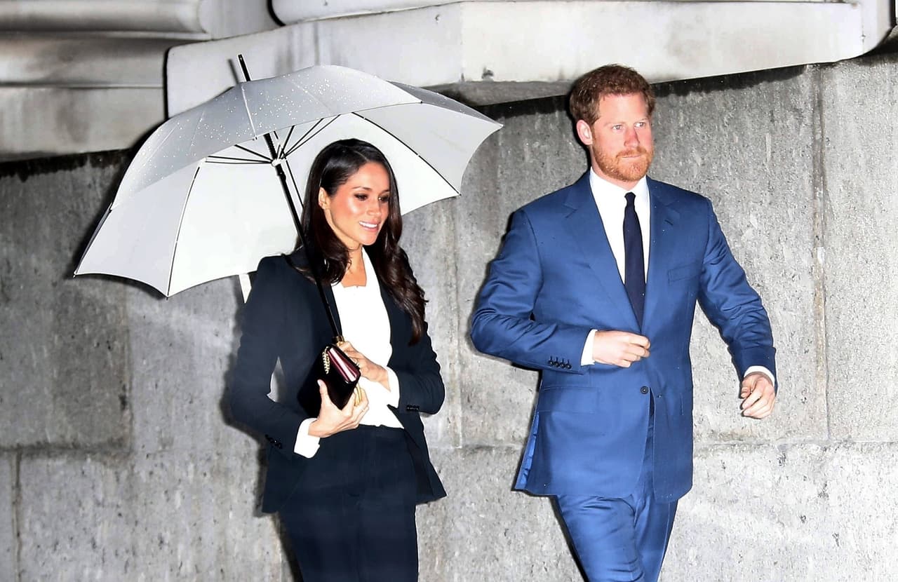 Sin embargo unos meses antes de la boda, precisamente el 1 de febrero de 2018, Meghan llamó la atención por "su atrevimiento" con otro 
<a href="https://www.univision.com/entretenimiento/realeza/todos-y-cada-uno-de-los-outfits-de-meghan-desde-que-empezo-a-coderase-con-la-realeza-fotos">traje de pantalón negro</a> para asistir a los premios Endeavour Fund en el Goldsmiths’ Hall.