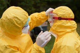 La OMS advirtió el lunes que el brote del virus de ébola puede afectar a economías y sociedades de todo el mundo.