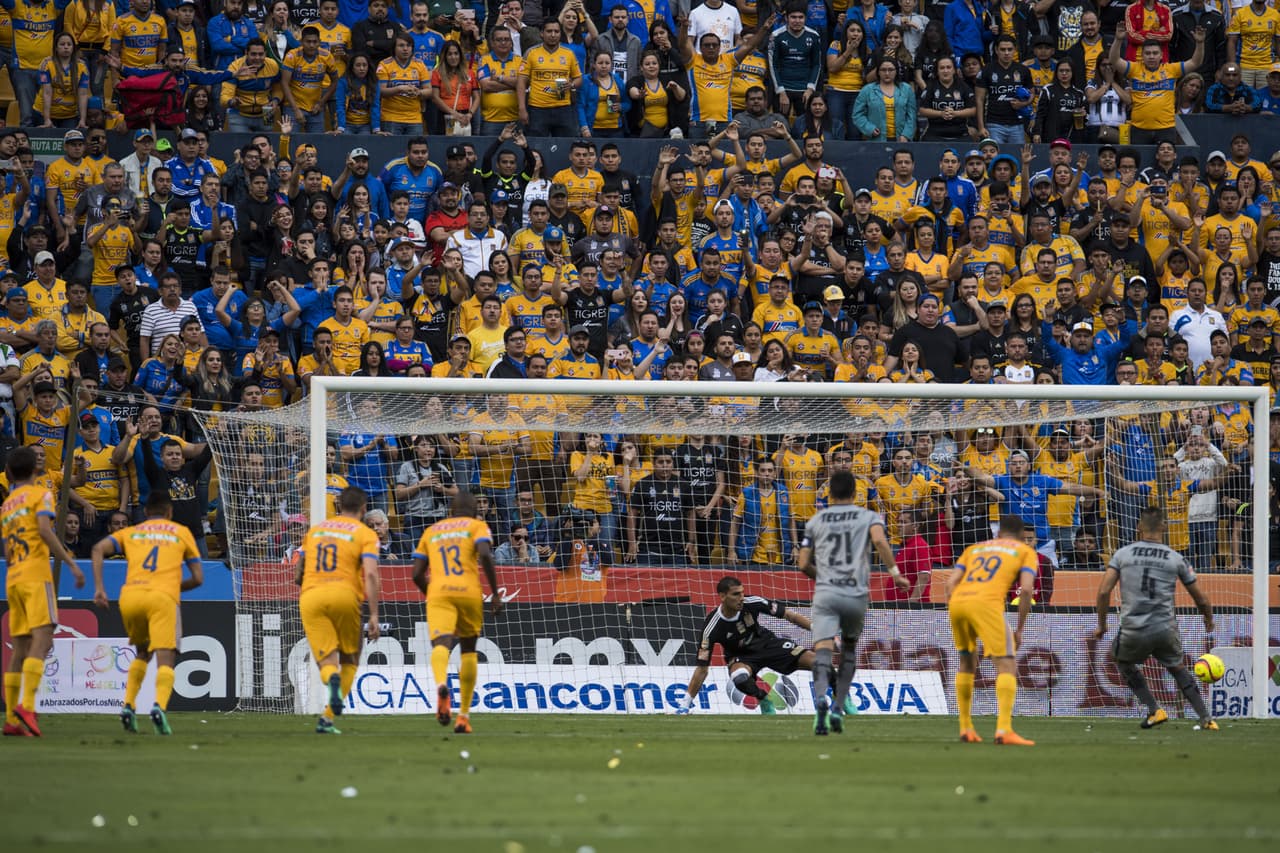 Como en todo buen Clásico Regio, la intensidad fue uno de los elementos fundamentales y bien pronto Alberto Acosta derribó a Avilés Hurtado en el área de Tigres.