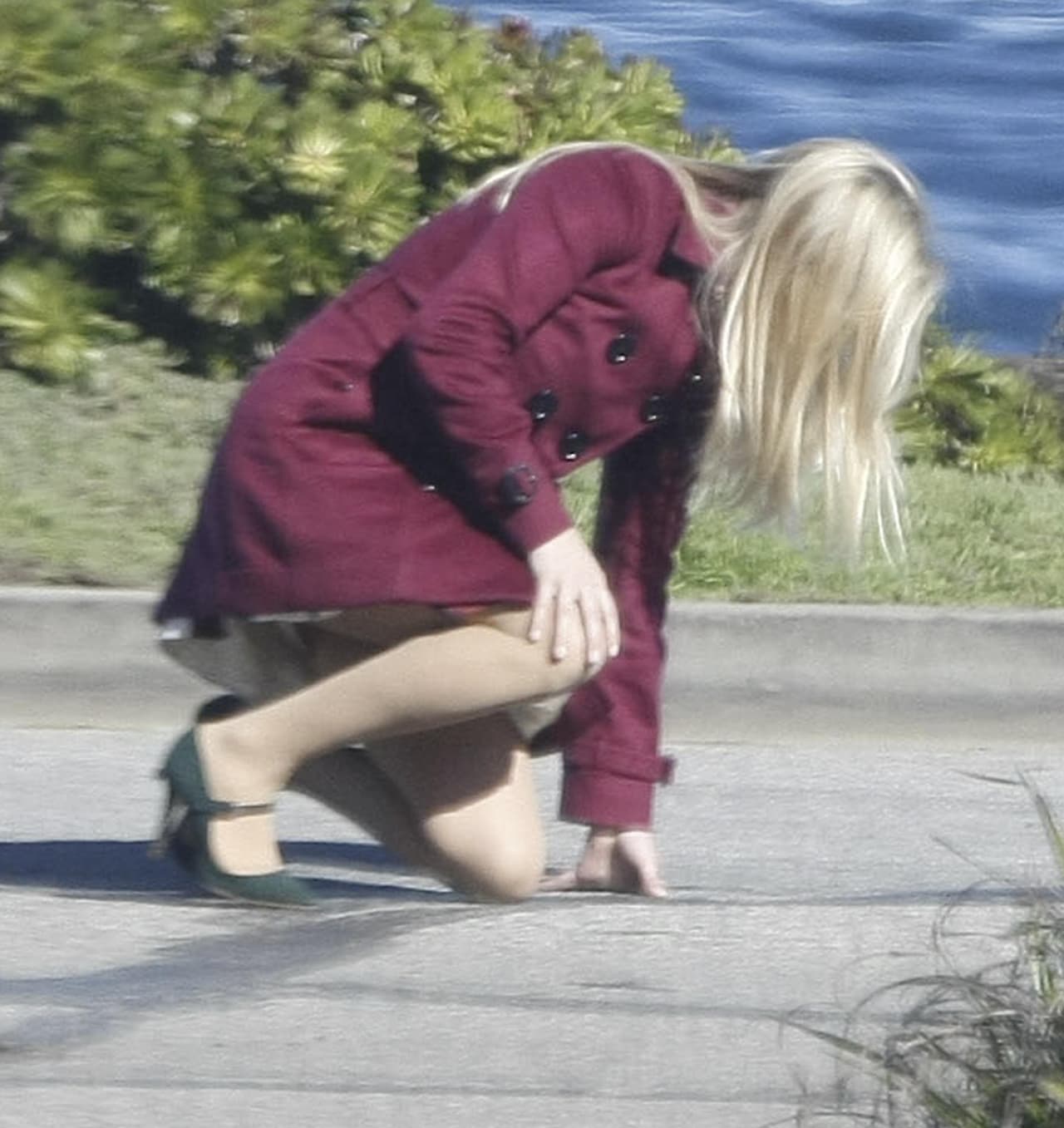 Mira a qué bella la traicionaron los tacones en el set.