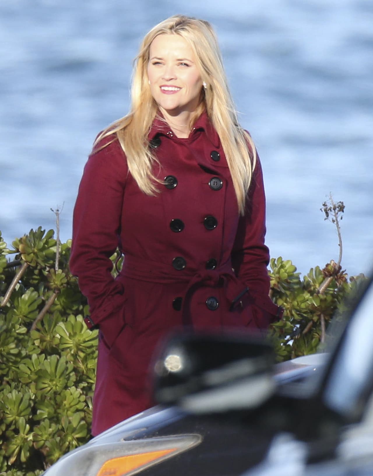 Reese se cubrió con un bello abrigo en tono vino.