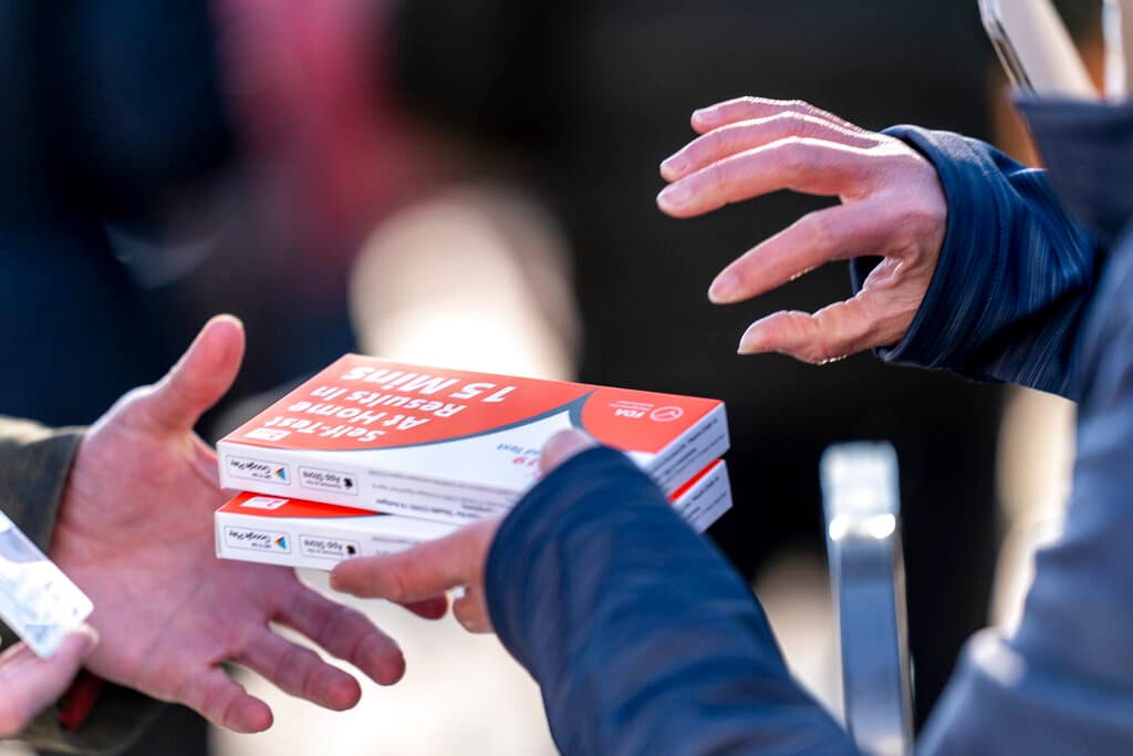 Si cuenta con un seguro médico, usted puede
<a href="https://www.cms.gov/how-to-get-your-at-home-OTC-COVID-19-test-for-free " target="_blank">reclamar el reembolso de ocho pruebas</a> al mes por cada persona que esté cubierta en el plan.