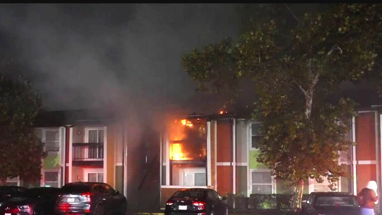 Incendio al amanecer consume 12 apartamentos en la zona de Greenspoint
