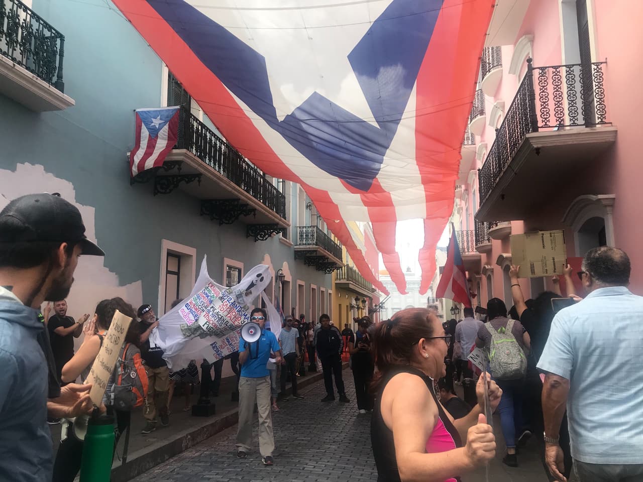 "Tanta necesidad que tenía el pueblo": Protestan en Puerto Rico por los suministros sin entregar tras huracanes y sismos