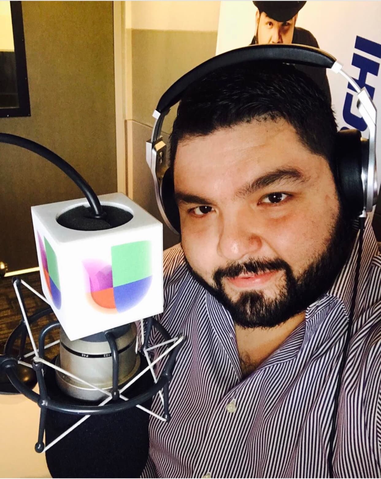 Al llegar a la radio para el locutor la selfie siempre es necesaria.