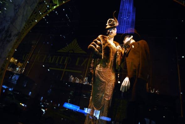 Las vitrinas navideñas de Saks FithAvenue están listas para ser admiradas por millones de visitantes. Con atuendos y accesorios lujosos que suman miles de dólares, las vitrinas se han convertido en un ícono de Nueva York. Mark Briggs, Jefe de Marketing y creativo para Saks Fifth Avenue, dijo en un comunicado que este año se han incorporado elementos nuevos , por lo que es una experiencia como ninguna otra ... una experiencia para recordar."