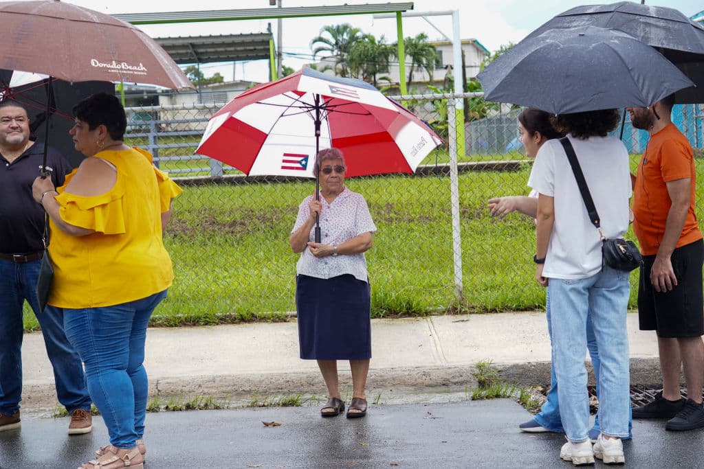 Los aguaceros comenzaron desde el amanecer, lo que parecía alejar a los electores de las urnas. Sin embargo, el pueblo salió a las filas con paraguas.