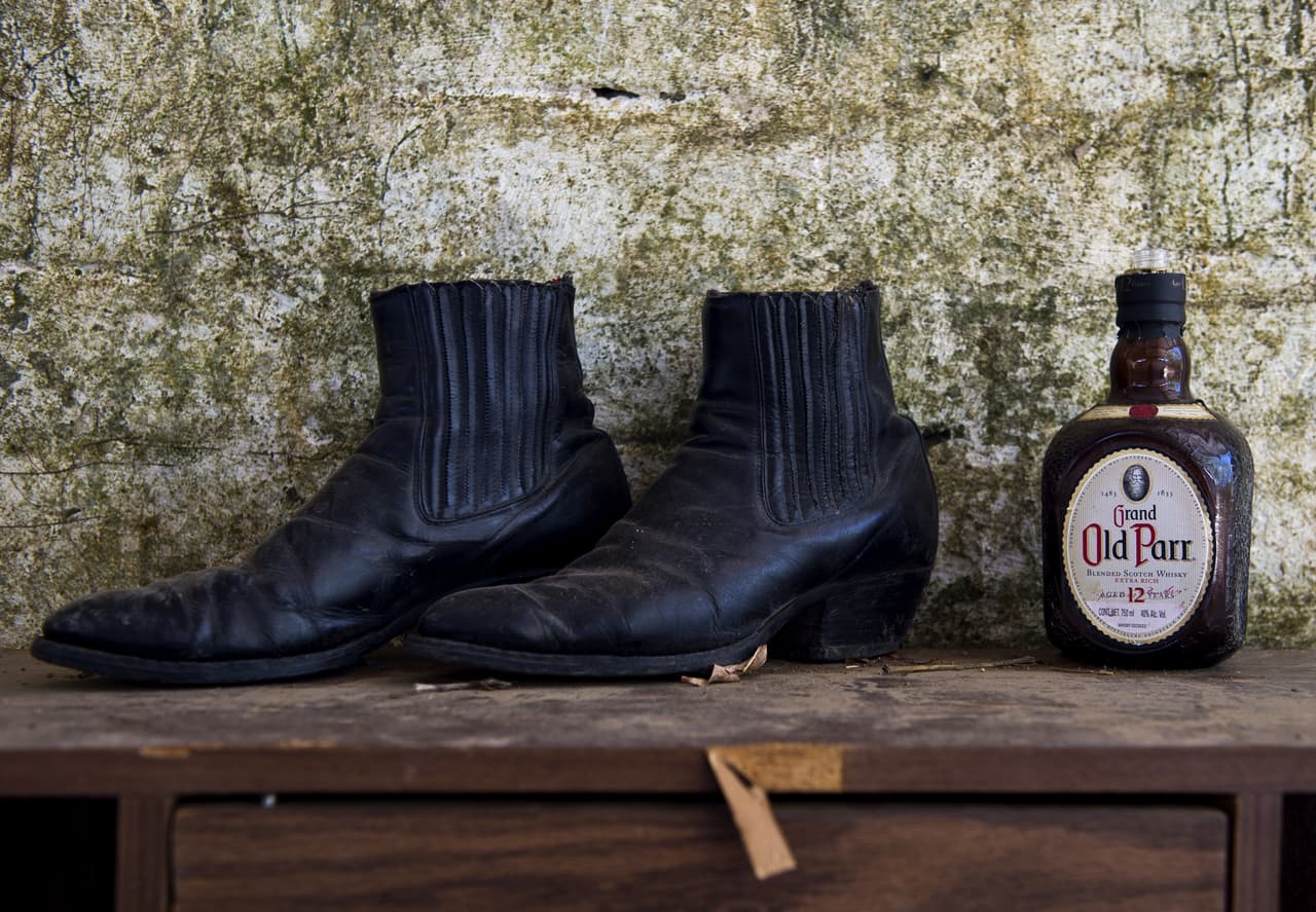 En 2014, un par de botas vaqueras y una botella de licor se encontraron en la casa de la familia del presunto narcotraficante Servando Gómez 'La Tuta' en Arteaga, Michoacán. Su fotografía se volvió icónica.