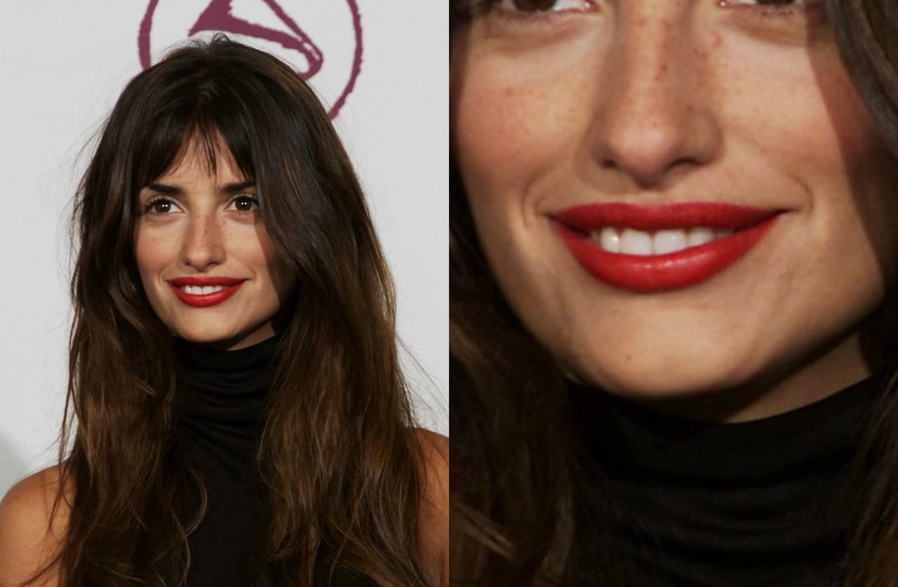 Penélope Cruz lució un sencillo atuendo negro, pero dejó todo el peso de su outfit en sus grandiosos labios rojos para la primera edición del Latin GRAMMY en 2010.