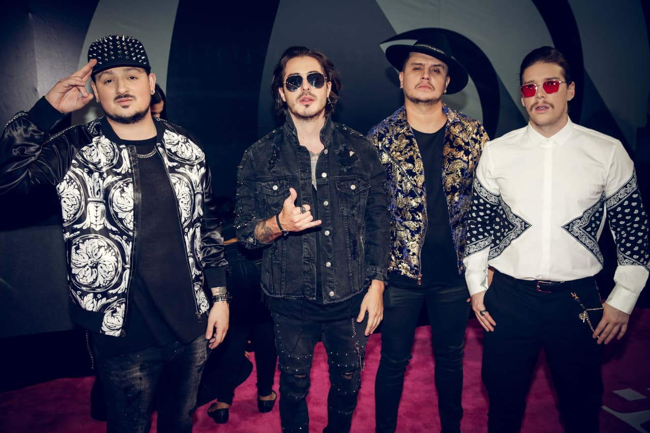 Los chicos de Piso 21 llegaron vestidos del diseñador Ramee de Los Ángeles.