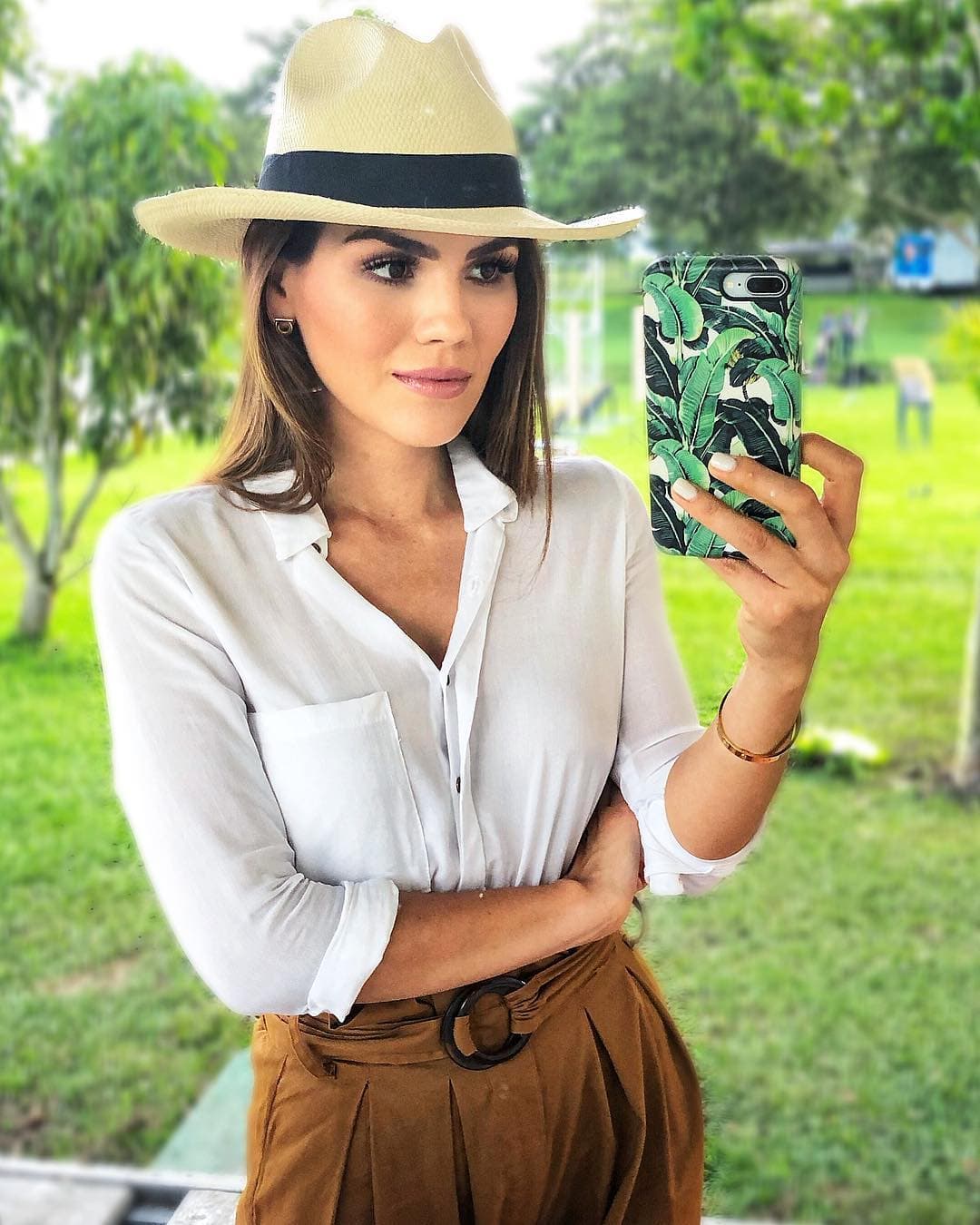 Mientras que Karina Banda se casó con Douglas Riggs en 2015, un piloto de helicópteros estadounidense, de quien se divorció poco tiempo después.