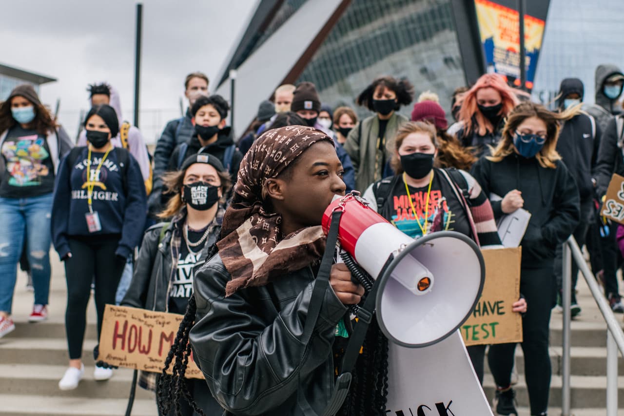 Estados Unidos escuchó este lunes los argumentos finales de la defensa y de la fiscalía en el juicio contra el exagente de policía Derek Chauvin, acusado del homicidio del afroamericano George Floyd. Ahora, le toca al jurado dictar un veredicto, que podría desencadenar una nueva ola de protestas.
<br>