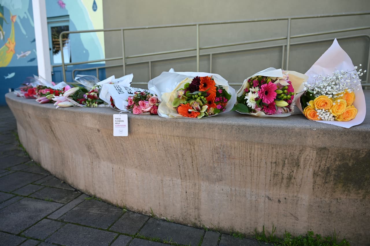 Varios ramos de flores fueron colocados en la entrada del palacio municipal de Half Moon Bay en honor a las víctimas de los tiroteos. La pequeña comunidad campesina ubicada en la Península de San Francisco recientemente fue afectada por las inundaciones que dejaron los ríos atmostéficos que azotaron la región.