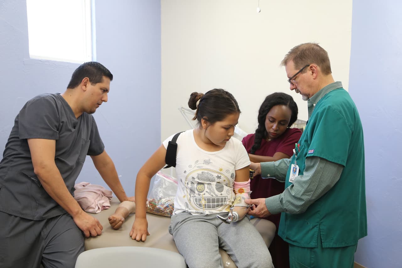 Moor viajó con un grupo de estudiantes para realizar un trabajo comiunitario en una zona rural de Baja California. El objetivo era pintar un orfanato y una clínica comunitaria en La Misión.