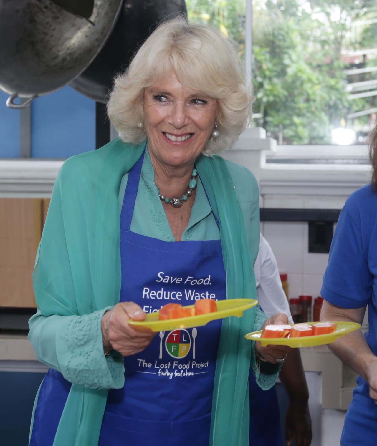 Según las reseñas periodísticas, el príncipe
<b><a href="https://www.univision.com/entretenimiento/camilla-es-una-persona-amable-y-bella-descubre-el-fotografo-preferido-de-lady-diana" target="_blank">Carlos quedó enamorado de Camilla</a></b> desde que la conoció, pero su falta de linaje aristocrático y su compromiso matrimonial mermaron en que él luchara por su amor.
<br>