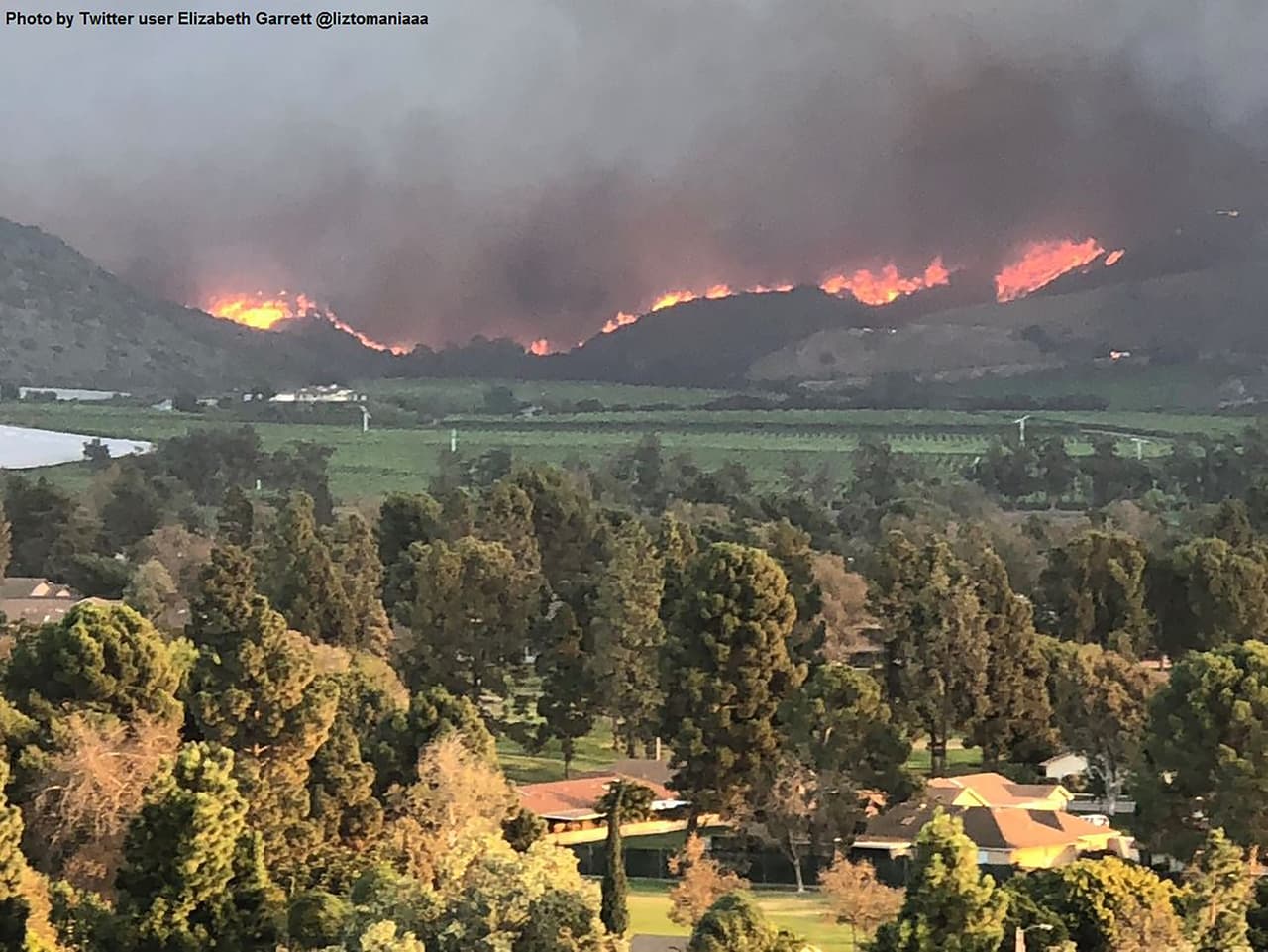 Esta fotografía publicada por el Departamento de Bomberos de California (Cal Fire) muestra el incendio Hill, en el Valle de Santa Rosa, unas 40 millas al noroeste de Los Ángeles.