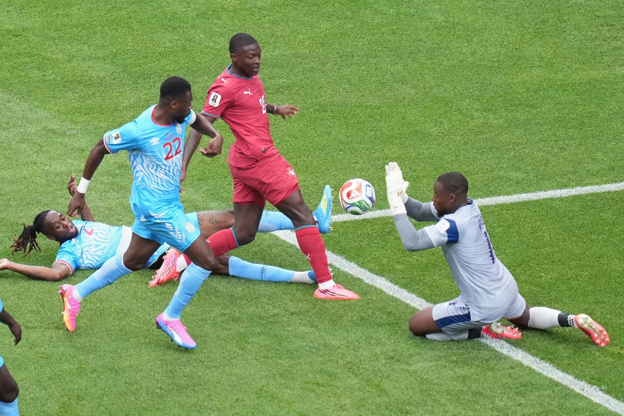 El portero congoleño Lionel Mpasi (1) realiza una parada durante el partido de futbol del Grupo K de la Copa Mundial entre Portugal y Congo en Houston, el miércoles 17 de junio de 2026. (Foto AP/Eric Smith)