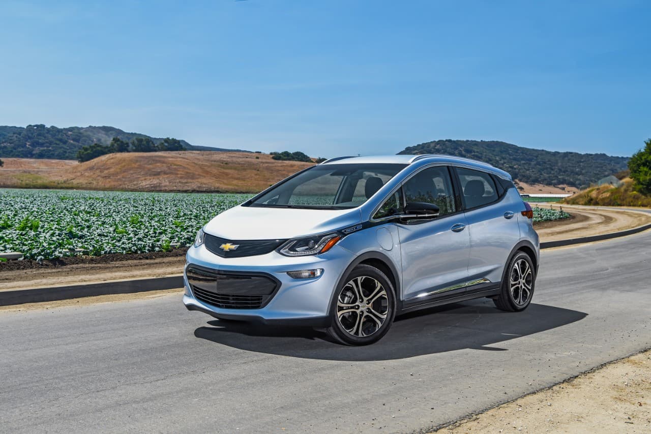 <b>Chevrolet Bolt</b>: La nueva mini crossover eléctrica de Chevrolet cuenta con todos los atributos necesarios para hacer de ella una opción excelente para el transporte de tus amigos caninos. Pero además no contamina y no te va a quebrar la cuenta bancaria en la estación de servicio. 
<br>