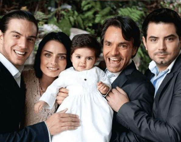 Con motivo del Día del padre, Eugenio Derbez publicó esta fotografía en compañía de emotivas palabras y algunas confesiones: "Nunca supe si sería buen papá y tal vez he cometido muchos errores, pero si tuviera la oportunidad de retroceder el tiempo, solo pediría que las cosas fueran exactamente iguales, para seguir siendo el orgulloso papá de mis 4 hijos. Los amo profundamente. Felicidades a todos los papás", escribió.