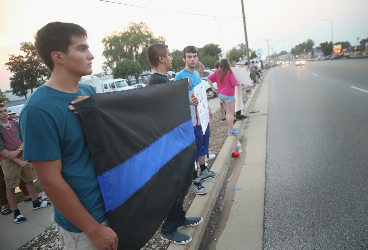 Desde el martes se realiza una extensa búsqueda en los alrededores de Fox Lake de un hombre afroamericano y a dos hombres de raza blanca que son buscados por su conexión con el asesinato del oficial de 52 años.
