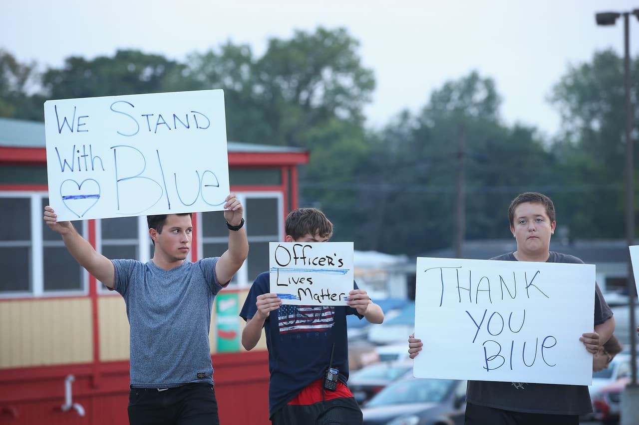 Las clases se han cancelado en varias escuelas del lugar y se les pide a los residentes que llamen al 911 si detectan alguna actividad sospechosa.