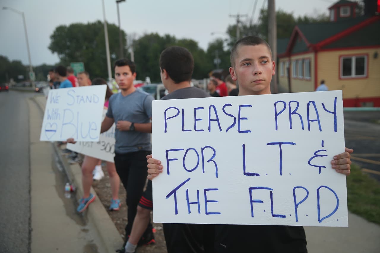 En la estación de policía de Fox Lake han dejado globos y mensajes de solidaridad para la familia del policía y este martes se realizará una vigilia en su honor. Gliniewicz tenía 32 años de servicio y estaba muy próximo a jubilarse, le sobreviven su esposa y sus cuatro hijos.